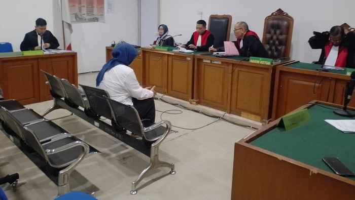Terdakwa Weni Aryanti jalani sidang permintaan di Pengadilan Tipikor PN Palembang Terdakwa Weni Aryanti jalani sidang permintaan di Pengadilan Tipikor PN Palembang