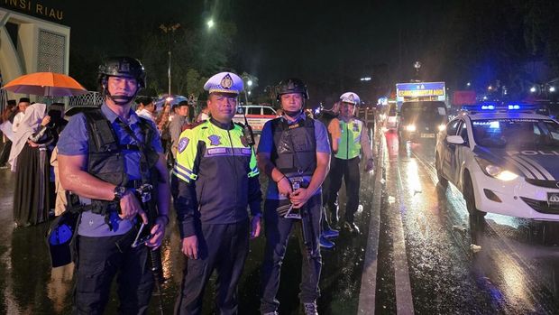 Tim Raga Polda Riau dan Satlantas Polresta Pekanbaru menemani  pawai obor