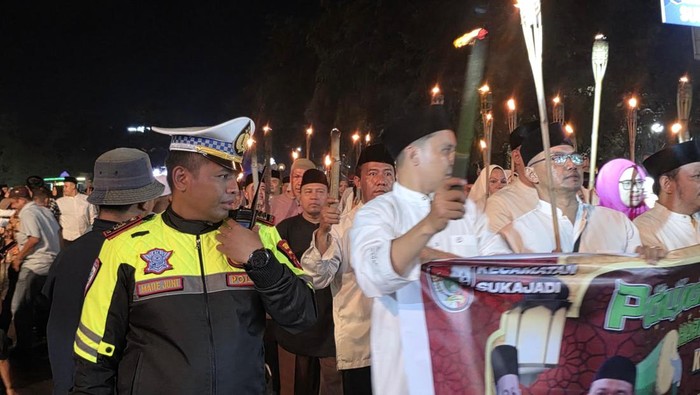 Tim Raga Polda Riau dan Satlantas Polresta Pekanbaru menemani  pawai obor