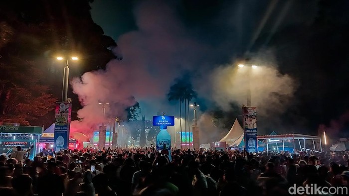 Timnas Menang, GBK Menyala! Timnas Indonesia sukses mengatasi China dengan skor 1-0 dalam kualifikasi Piala Dunia 2026 grup C. Suporter sorak-sorai di kompleks GBK, Jakarta, Kamis (5/6/2025).