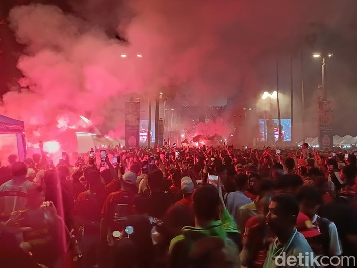 Timnas Indonesia sukses mengatasi China dengan skor 1-0 dalam kualifikasi Piala Dunia 2026 grup C. Suporter sorak-sorai di kompleks GBK, Jakarta, Kamis (5/6/2025).
