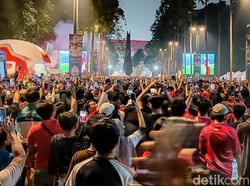 Suporter Timnas Indonesia merayakan kemenangan 1-0 atas China di Plaza Tenggara GBK, Jakarta, Kamis (5/6/2025).