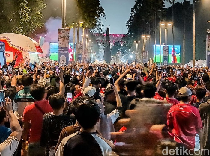Timnas Indonesia sukses mengatasi China dengan skor 1-0 dalam kualifikasi Piala Dunia 2026 grup C. Suporter sorak-sorai di kompleks GBK, Jakarta, Kamis (5/6/2025).