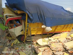 Truk Muat Beras Tabrak Pagar Warga di Jalur Arteri Jombang, 2 Luka