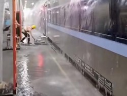 Talang Air Stasiun Purwokerto Rusak Saat Hujan Deras, KA Terguyur!