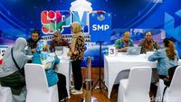 Warga Padati Posko SPMB untuk Cari Info Sekolah