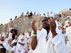 Wukuf di Arafah, Jutaan Jemaah Tenggelam dalam Doa dan Haru