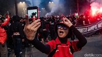 Yang Muda Jangan Kalah, Emak-emak Ikut Merahkan GBK