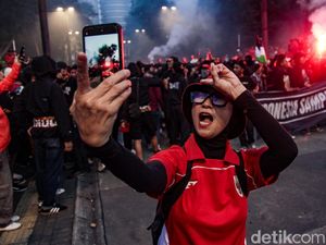 Yang Muda Jangan Kalah, Emak-emak Ikut Merahkan GBK Yang Muda Jangan Kalah, Emak-emak Ikut Merahkan GBK