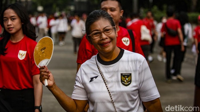 Supporter Timnas Indonesia tidak hanya dari kaum muda. Ibu-ibu alias emak-emak juga ikutan mendukung timnas, Kamis (5/6/2025).