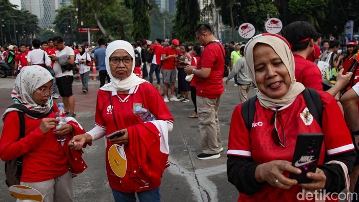 Supporter Timnas Indonesia tidak hanya dari kaum muda. Ibu-ibu alias emak-emak juga ikutan mendukung timnas, Kamis (5/6/2025).