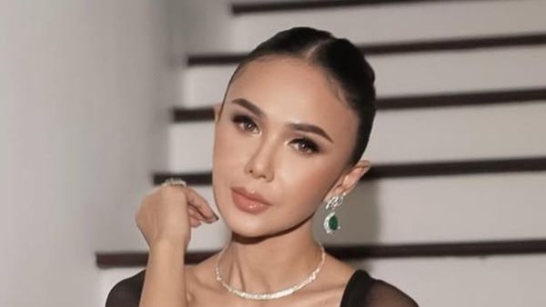 7 Foto Yuni Shara yang Tetap Flawless & Awet Muda di Usia 53 Tahun