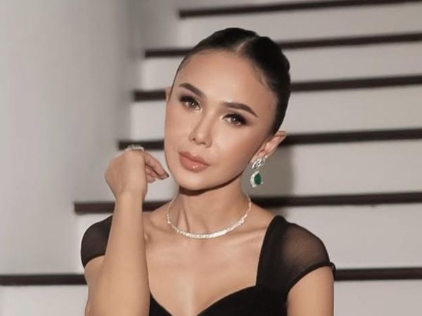 7 Foto Yuni Shara yang Tetap Flawless & Awet Muda di Usia 53 Tahun