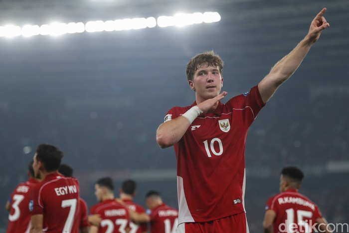 3 Pertandingan 3 Gol, Ole Kepingan Timnas yang Hilang? Ole Romeny tampil gemilang dan jadi penentu kemenangan Timnas atas China. Tiga gol dalam tiga laga, striker muda ini jadi harapan baru skuad Garuda.