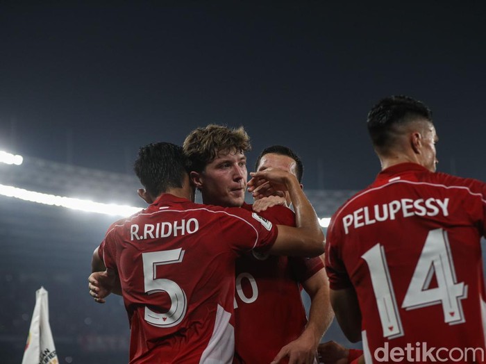Ole Romeny tampil gemilang dan jadi penentu kemenangan Timnas atas China. Tiga gol dalam tiga laga, striker muda ini jadi harapan baru skuad Garuda.