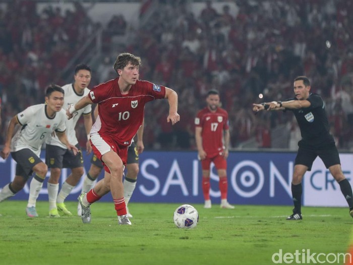 Ole Romeny tampil gemilang dan jadi penentu kemenangan Timnas atas China. Tiga gol dalam tiga laga, striker muda ini jadi harapan baru skuad Garuda.