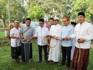 Andra Soni Saksikan Sapi Kurban Prabowo Disembelih: Kita Salurkan ke Warga Andra Soni Saksikan Sapi Kurban Prabowo Disembelih: Kita Salurkan ke Warga