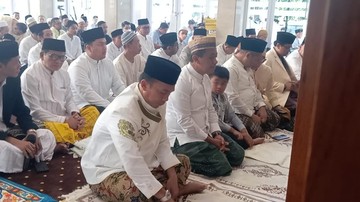 Bahlil Salat Idul Adha Bareng Keluarga di Masjid Ainul Hikmah Golkar