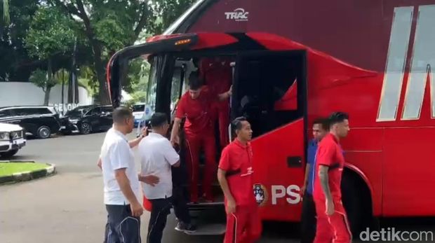 Bus Timnas di Depan Kediaman Prabowo