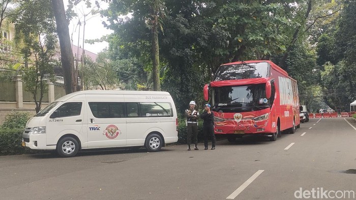 Bus Timnas di Depan Kediaman Prabowo Bus Timnas di Depan Kediaman Prabowo