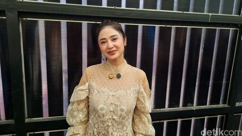 Dewi Perssik Dewi Perssik saat ditemui di kawasan Jakarta.