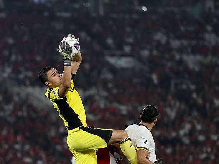 Emil Audero JAKARTA, INDONESIA - JUNE 05: Emil Audero #12 of Indonesia catches the ball during the FIFA World Cup qualifier Asian third round Group C match between Indonesia and China at Gelora Bung Karno Stadium on June 05, 2025 in Jakarta, Indonesia. (Photo by Robertus Pudyanto/Getty Images)