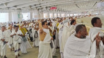 Foto-foto Jemaah Haji Lempar 'Setan' di Jamarat Hari Ini