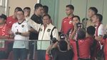 Gaya Prabowo Saat Nonton Langsung Timnas di GBK
