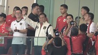 Prabowo tampak mengenakan jaket timnas berwarna putih. Foto: ANTARA FOTO/Fauzan