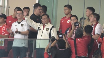 Gaya Prabowo Saat Nonton Langsung Timnas di GBK