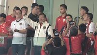 Gaya Prabowo Saat Nonton Langsung Timnas di GBK