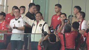 Gaya Prabowo Saat Nonton Langsung Timnas di GBK