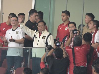 Gaya Prabowo Saat Nonton Langsung Timnas di GBK