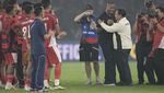 Gaya Prabowo Saat Nonton Langsung Timnas di GBK