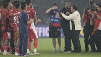 Usai laga yang dimenangkan Timnas Indonesia 1-0, Prabowo turun ke lapangan menghampiri pelatih Patrick Kluivert dan menyalaminya. Foto: ANTARA FOTO/Fauzan
