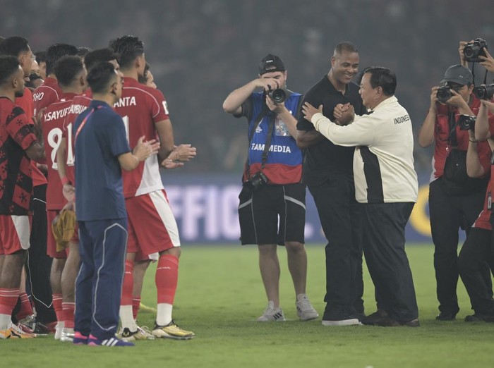 Presiden Prabowo Subianto (kanan) menyalami Pelatih Timnas Indonesia Patrick Kluivert (kedua kanan) usai pertnadingan melawan Timnas China pada laga Kualifikasi Piala Dunia 2026 putaran ketiga Grup C di Stadion Utama Gelora Bung Karno, Jakarta, Kamis (5/6/2025). Timnas Indonesia mengalahkan China dengan skor 1-0. ANTARA FOTO/Fauzan/mrh/tom.