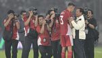 Gaya Prabowo Saat Nonton Langsung Timnas di GBK