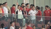 Presiden Prabowo Subianto (ketiga kiri) didampingi Ketua Umum PSSI Erick Thohir (tengah) dan Sekretaris Kabinet Teddy Indra Wijaya (ketiga kanan) menyaksikan pertandingan Kualifikasi Piala Dunia 2026 putaran ketiga Grup C antara Timnas Indonesia melawan Timnas China di Stadion Utama Gelora Bung Karno, Jakarta, Kamis (5/6/2025). Foto: ANTARA FOTO/Bayu Pratama S