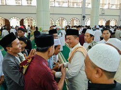 Iqbal Teringat Almarhum Ayah Saat Salat Idul Adha di Masjid Agung Praya