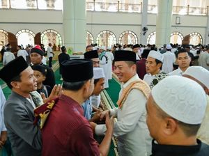 Iqbal Teringat Almarhum Ayah Saat Salat Idul Adha di Masjid Agung Praya Iqbal Teringat Almarhum Ayah Saat Salat Idul Adha di Masjid Agung Praya