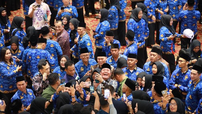 Herman Deru di saat berfoto bareng dengan PPPK Sumsel yang gres dilantik. Herman Deru di saat berfoto bareng dengan PPPK Sumsel yang gres dilantik.