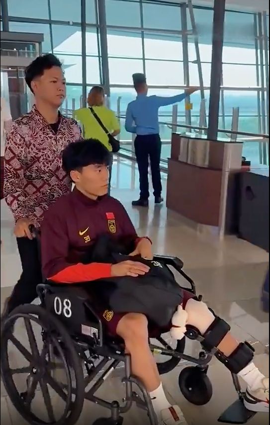 Hu Hetao meninggalkan Indonesia dengan kursi roda.