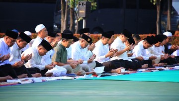 Momen Khidmat Salat Idul Adha di Mabes Polri Diimami Ustaz Muammar