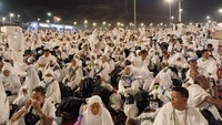 Potret Jemaah Haji Penuhi Muzdalifah untuk Mabit
