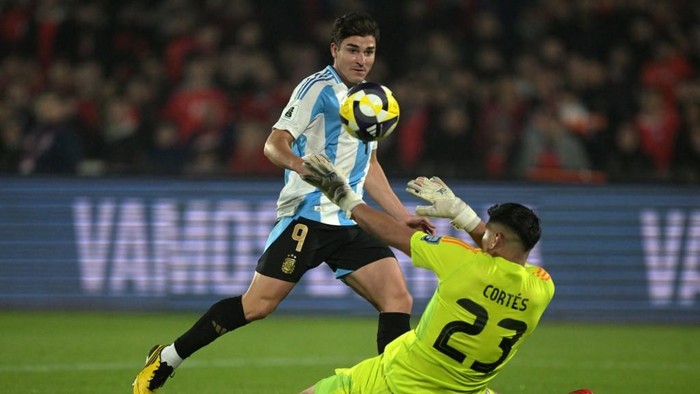 Julian Alvarez Argentinas forward #09 Julian Alvarez kicks the ball to score past Chiles goalkeeper #23 Brayan Cortes during the 2026 FIFA World Cup South American qualifiers football match between Chile and Argentina at the Nacional Julio Martnez Pradanos stadium in Santiago, on June 5, 2025. (Photo by Rodrigo ARANGUA / AFP)