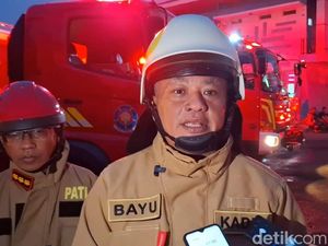 Damkar Berhasil Padamkan Kebakaran di Kapuk Muara Jakut, 750 KK Terdampak Damkar Berhasil Padamkan Kebakaran di Kapuk Muara Jakut, 750 KK Terdampak