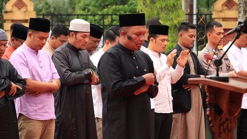 Momen Kapolres AKBP Eka Ariandy Jadi Imam Salat Idul Adha di Polres Siak