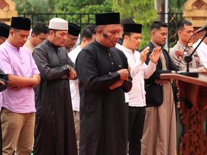Momen Kapolres AKBP Eka Ariandy Jadi Imam Salat Idul Adha di Polres Siak