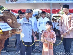 Polres Situbondo Bagikan Daging Kurban 4 Sapi-15 Kambing untuk Masyarakat