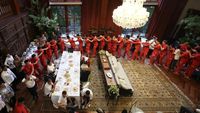 Serunya Timnas di Rumah Prabowo, Main Ular Naga Sambil Nyanyi Bareng